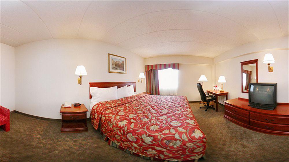Ramada By Wyndham East Orange Hotel Екстериор снимка
