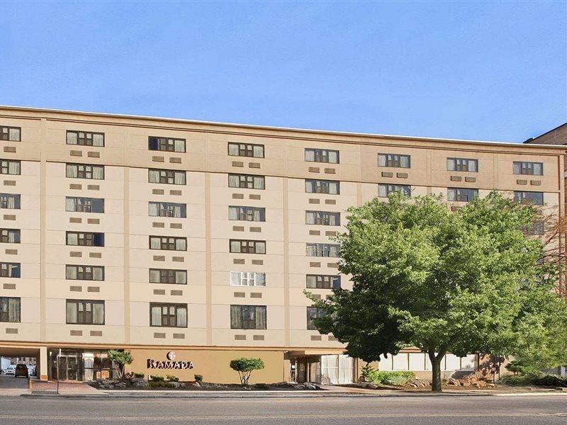 Ramada By Wyndham East Orange Hotel Екстериор снимка