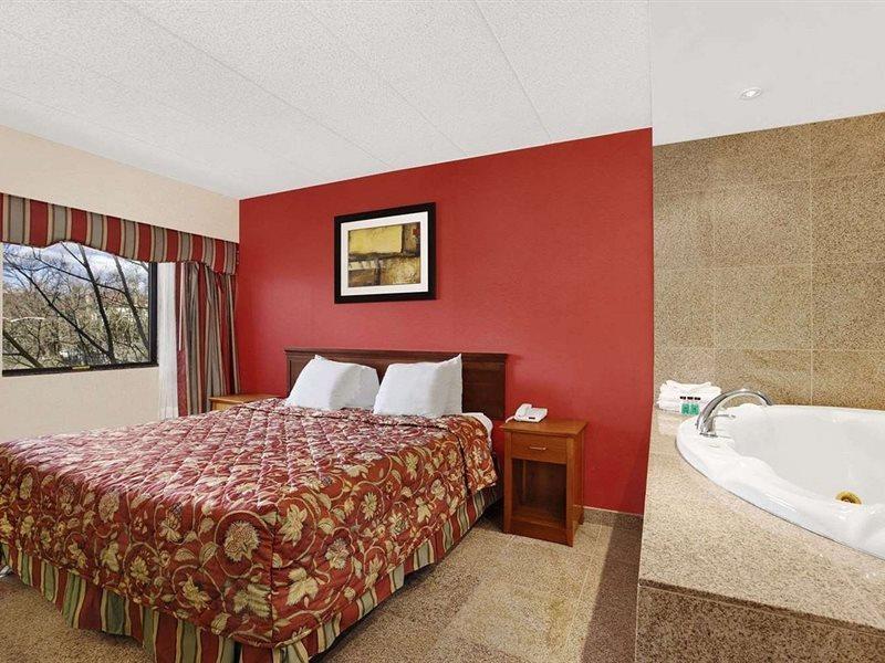 Ramada By Wyndham East Orange Hotel Екстериор снимка