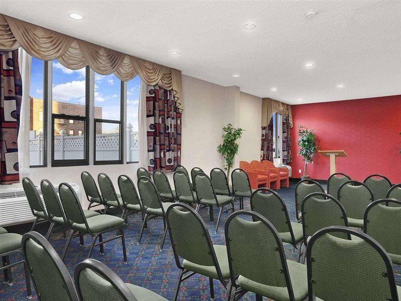 Ramada By Wyndham East Orange Hotel Екстериор снимка