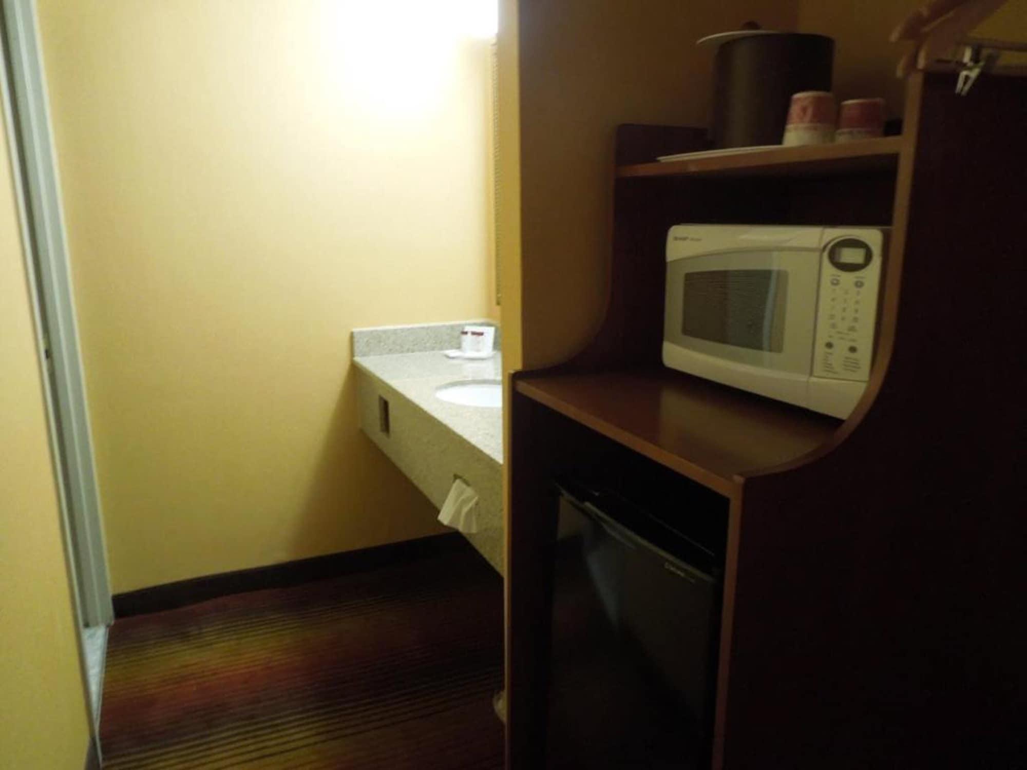 Ramada By Wyndham East Orange Hotel Екстериор снимка