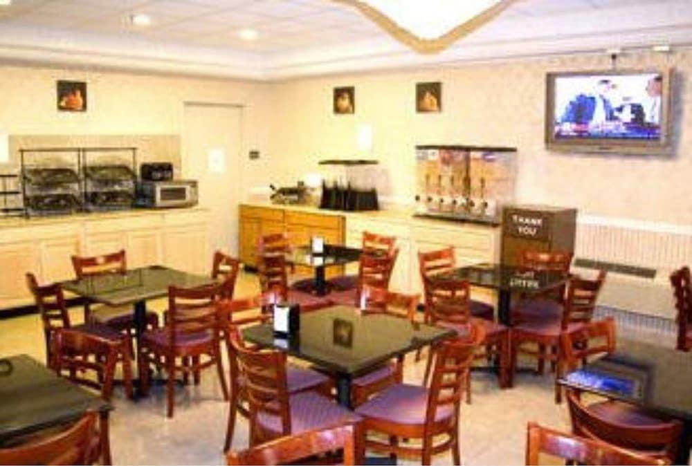 Ramada By Wyndham East Orange Hotel Екстериор снимка