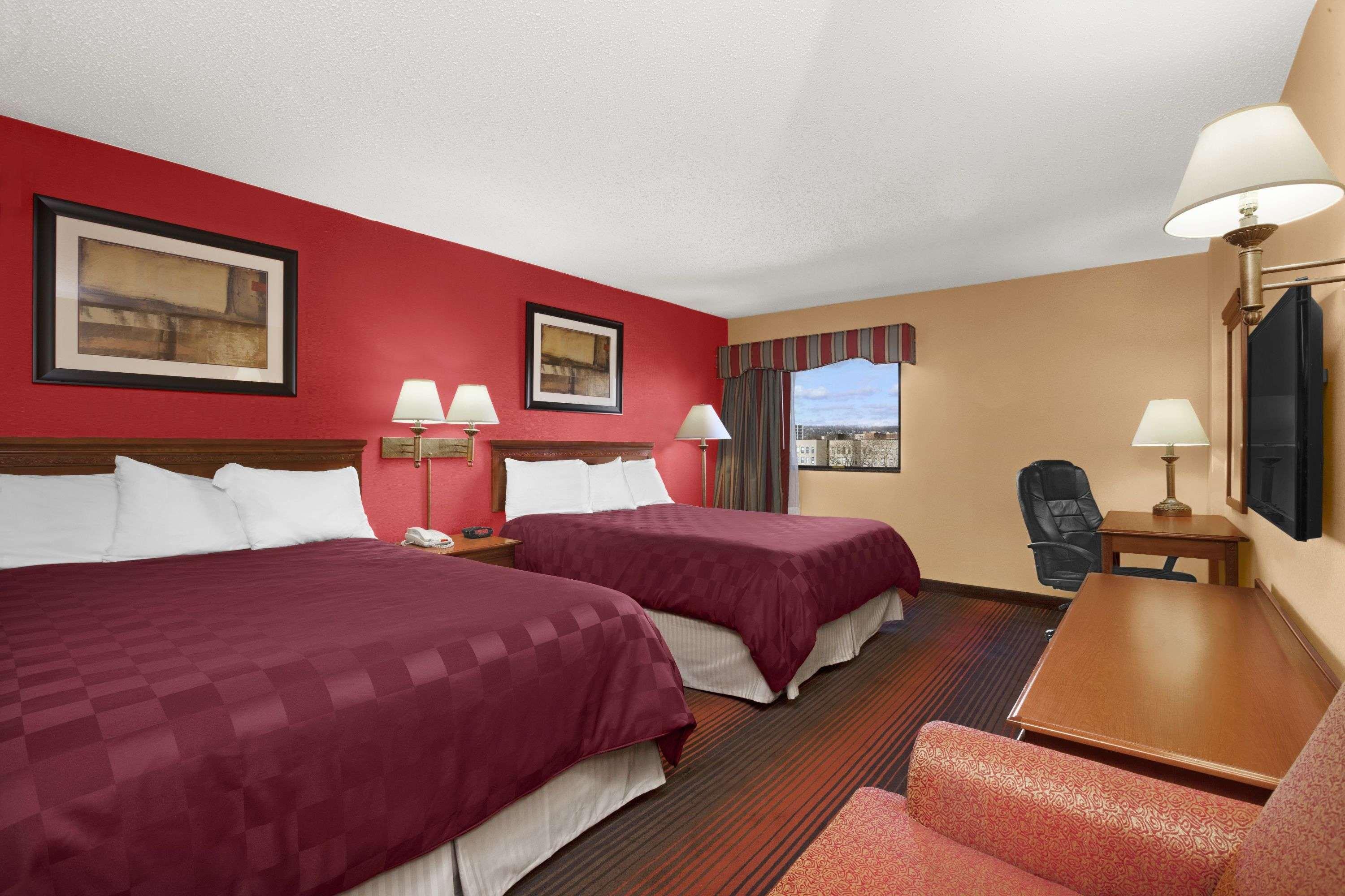 Ramada By Wyndham East Orange Hotel Екстериор снимка
