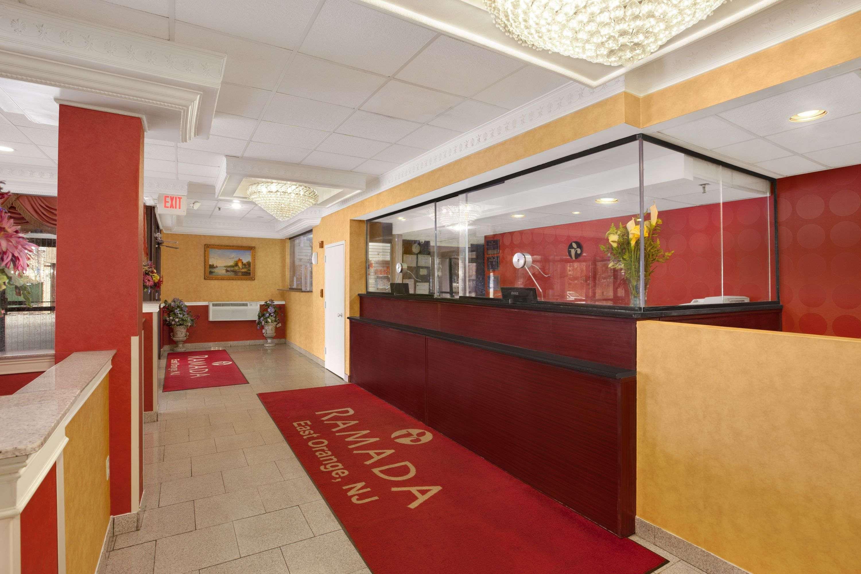 Ramada By Wyndham East Orange Hotel Екстериор снимка