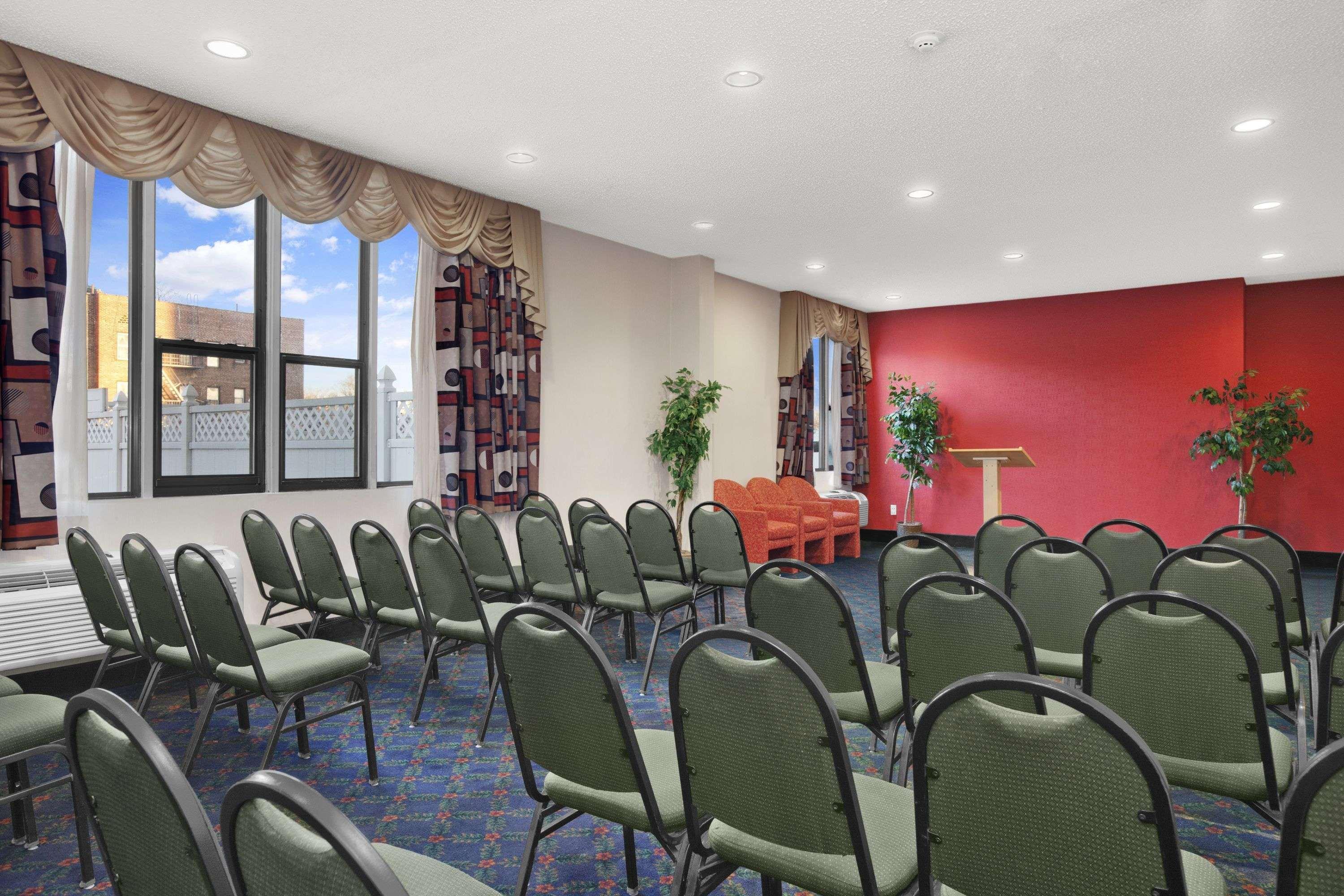 Ramada By Wyndham East Orange Hotel Екстериор снимка