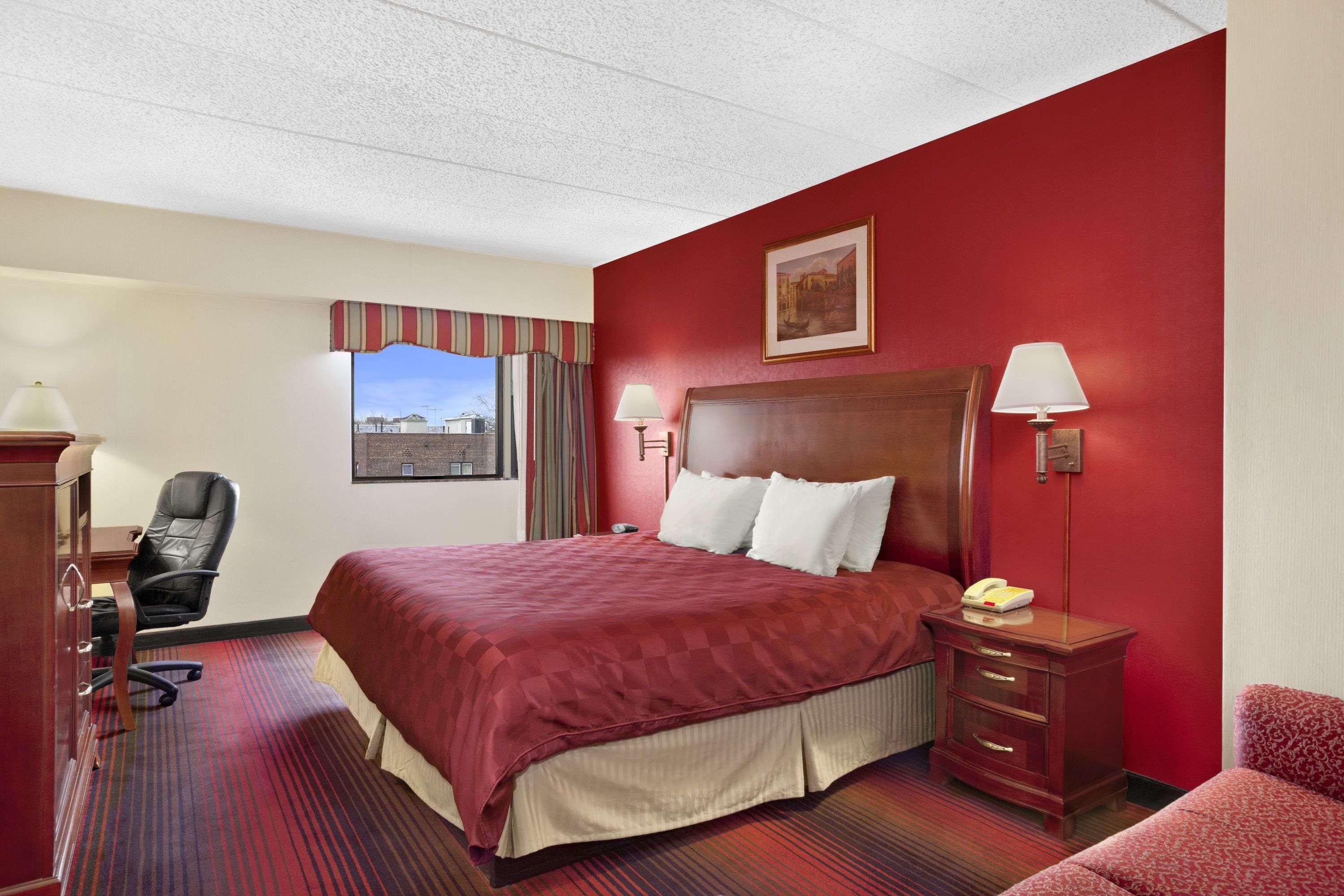 Ramada By Wyndham East Orange Hotel Екстериор снимка