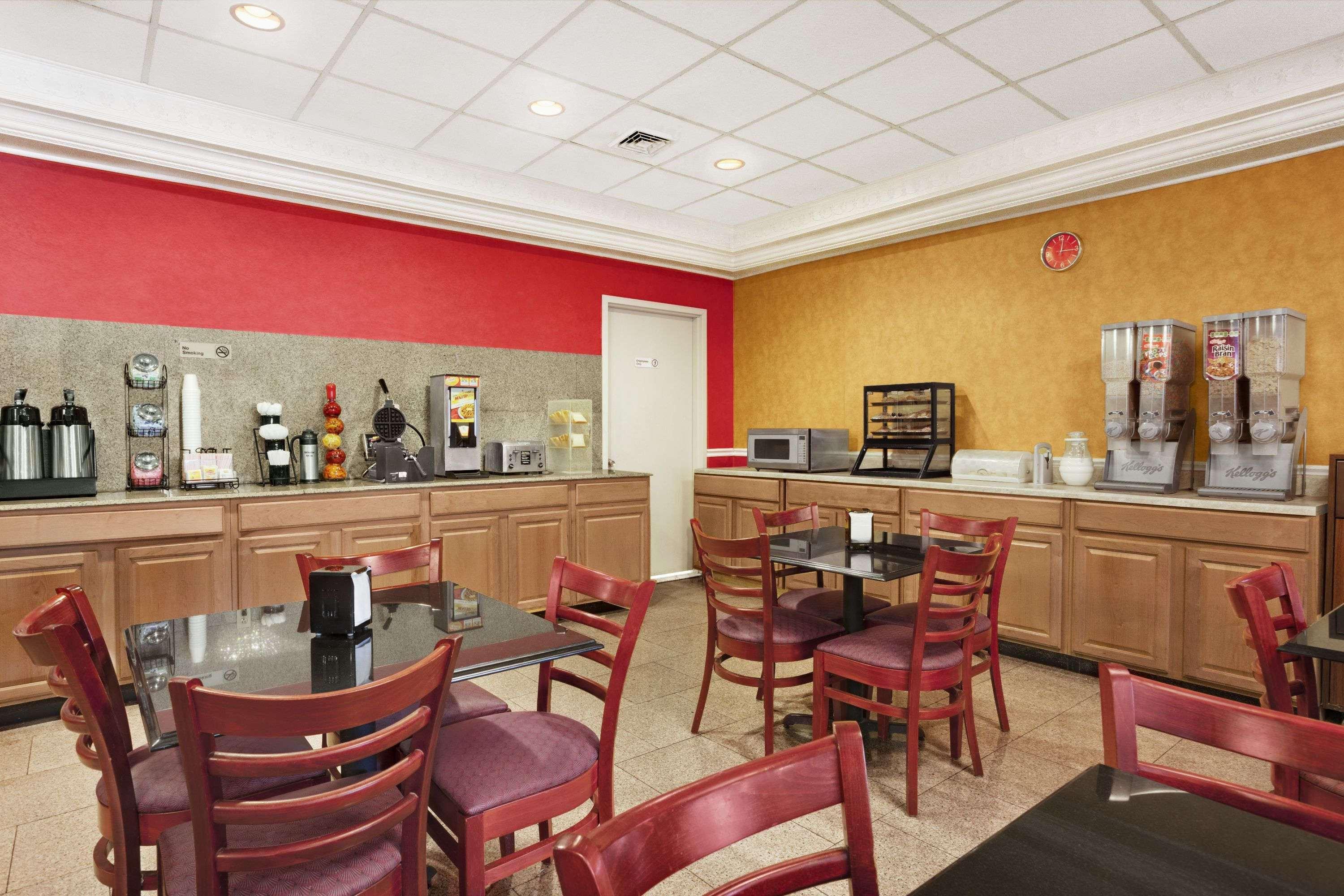 Ramada By Wyndham East Orange Hotel Екстериор снимка