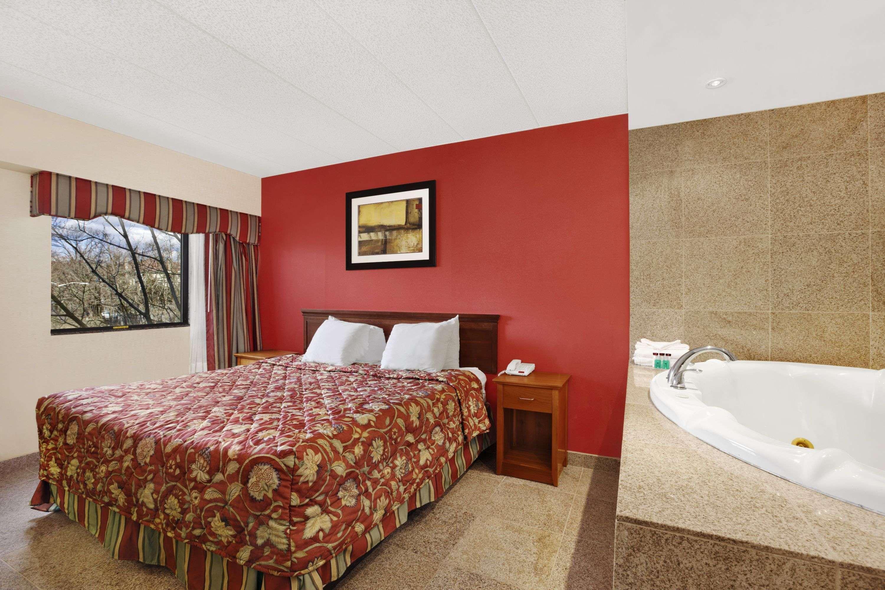 Ramada By Wyndham East Orange Hotel Екстериор снимка