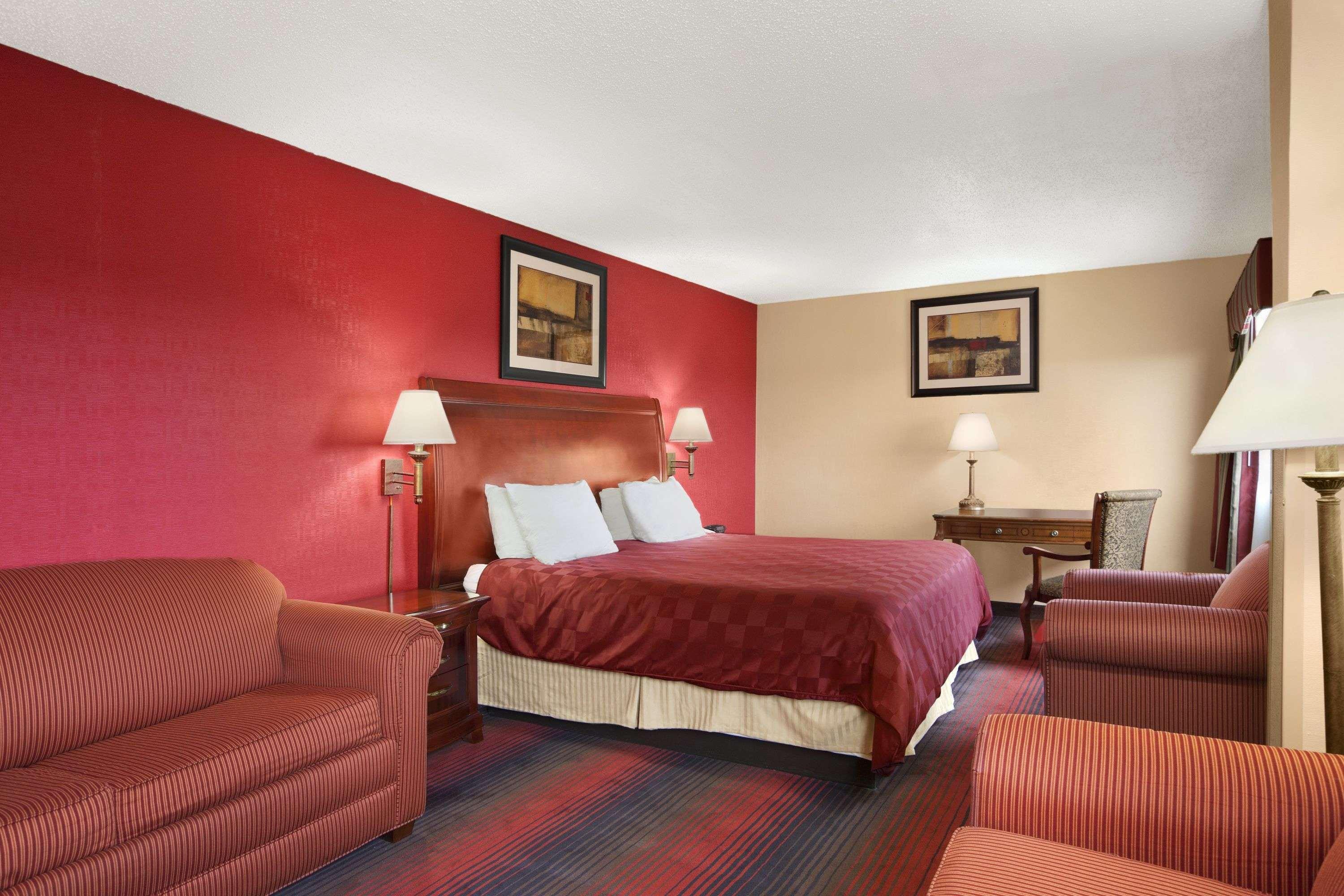 Ramada By Wyndham East Orange Hotel Екстериор снимка