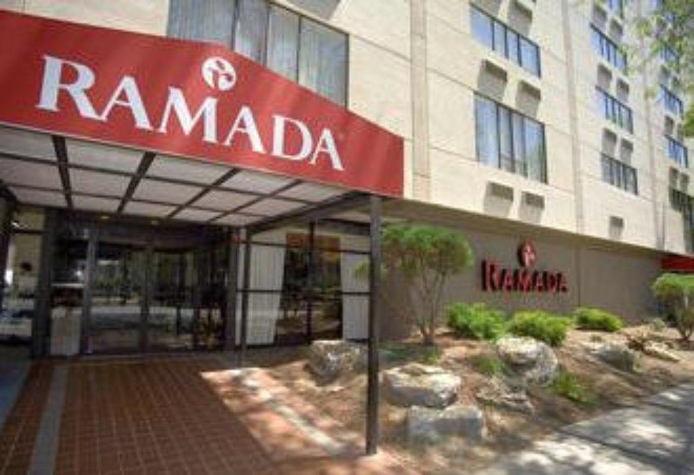 Ramada By Wyndham East Orange Hotel Екстериор снимка
